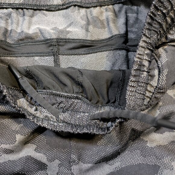 Lululemon Men's Medium Pace Breaker Linerless Shorts Black Camo Athletic Gym - Picture 3 of 9